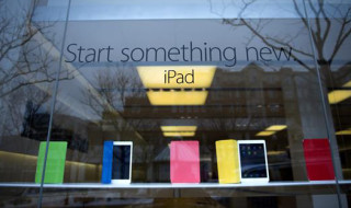 Vista del escaparate de una tienda del gigante tecnológico Apple en Arlington. EFE