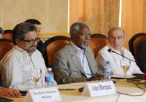 El exsecretario general de la ONU Kofi Annan (c), el jefe de la delegación del Gobierno colombiano, Humberto de la Calle (2-d), el jefe del equipo de las FARC en diálogos de paz, Luciano Marín Arango, alias Iván Márquez (2-i), y los garantes en las negociaciones, Rodolfo Benítez (d) de Cuba y Dag Nylander (i) de Noruega, en una rueda de prensa este 27 de febrero en La Habana (Cuba). EFE