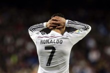 El delantero portugués del Real Madrid Cristiano Ronaldo lamenta una ocasión fallida ante el Villarreal, durante el partido de la vigésima quinta jornada de liga de Primera División, disputado en el estadio Santiago Bernabéu. EFE