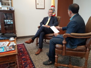 En la imagen, (D-I) Nicolás LLoreda embajador de Colombia en Canadá y el periodista Jose Rey