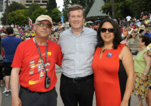 En la imagen, Fernando Valladares acompañado por el alcalde Toronto John Tory y abiola Sicard